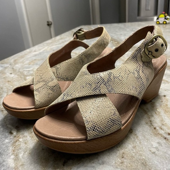 Dansko Jacinda Taupe Snake Wedge Sandal Women's EU 40 - Picture 3 of 13